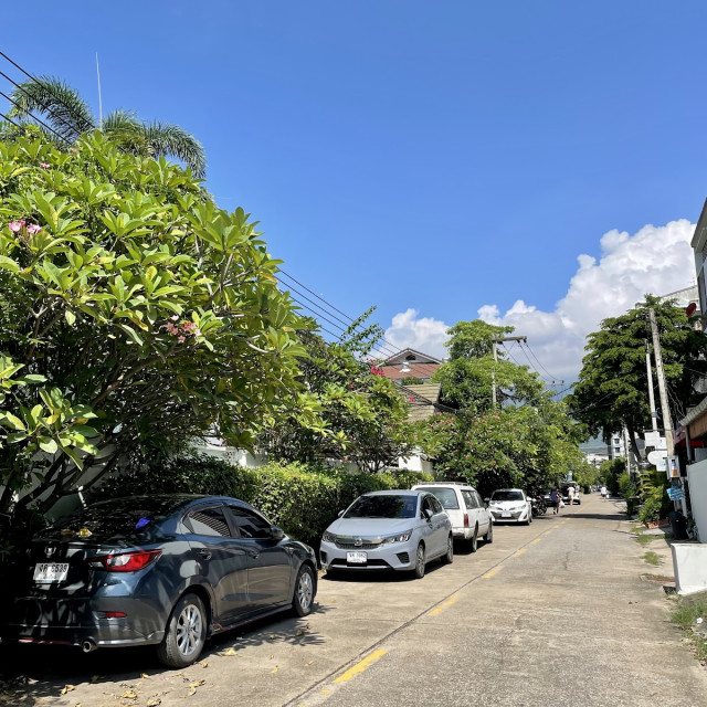 นิมมานเหมินทร์ (Nimmanhaemin Road) Photo 1 of 5