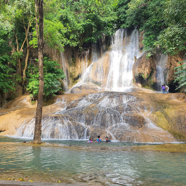 น้ำตกไทรโยคน้อย (น้ำตกเขาพัง) (Sai Yok Noi Waterfall) Photo 1 of 5
