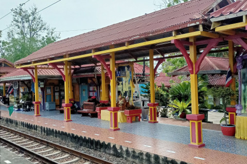 สถานีรถไฟบ้านชะอำ (Ban Cha-Am Railway Station) Photo 1 of 5