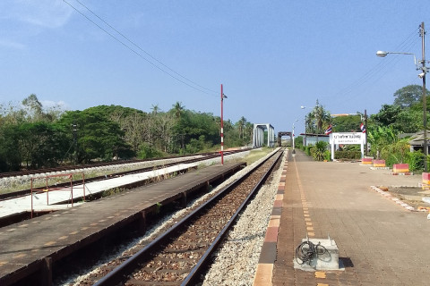 สถานีรถไฟบางสะพานใหญ่ (Bang Saphan Yai Railway Station) Photo 1 of 5