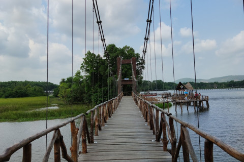 สะพานไม้เคี่ยม หนองใหญ่ (Kiem Wooden Bridge Nong Yai)
