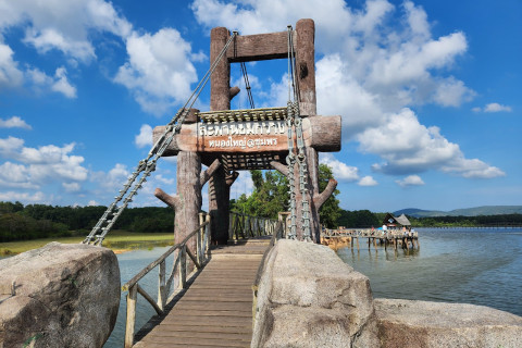 สะพานไม้เคี่ยม หนองใหญ่ (Kiem Wooden Bridge Nong Yai)
