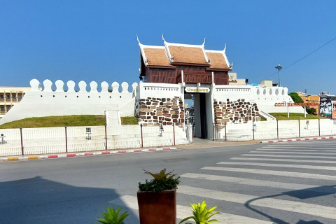 อนุสาวรีย์ท้าวสุรนารี (ย่าโม) (Thao Suranari Monument (Ya Mo)) Photo 3 of 5