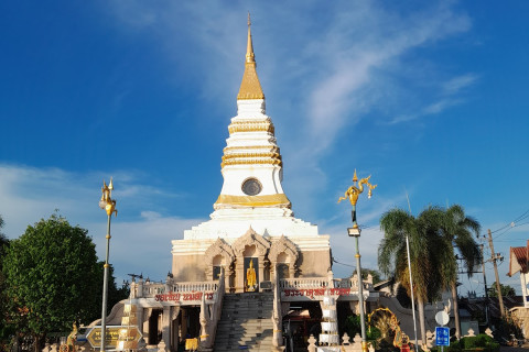 พระธาตุกลางน้ำ (Phra That La Nong) Photo 1 of 5