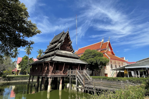 วัดทุ่งศรีเมือง (Wat Thung Si Muang) Photo 1 of 5