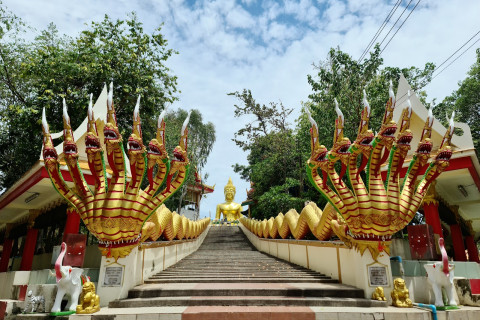 วัดพระใหญ่ (Wat Phra Yai) Photo 2 of 5