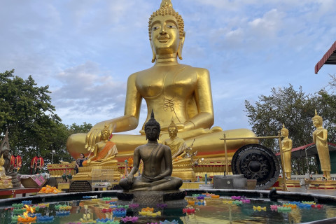 วัดพระใหญ่ (Wat Phra Yai) Photo 1 of 5