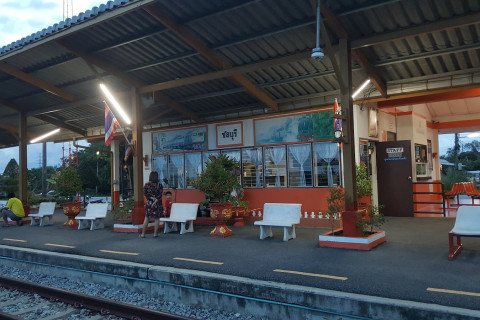 สถานีรถไฟชลบุรี Photo 4 of 5