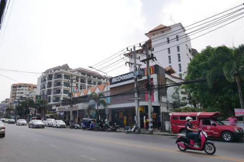 นิมมานเหมินทร์ (Nimmanhaemin Road) Photo 2 of 5