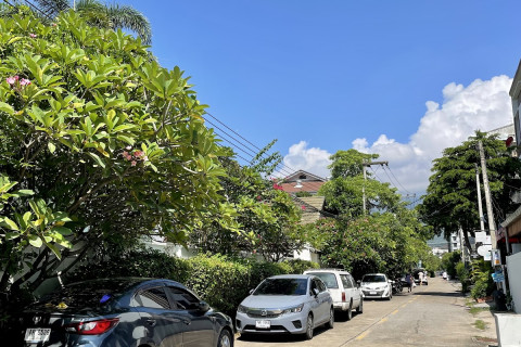 นิมมานเหมินทร์ (Nimmanhaemin Road) Photo 1 of 5
