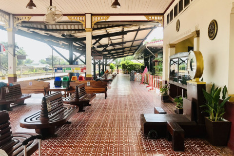 สถานีรถไฟอยุธยา (Ayutthaya Railway Station) Photo 4 of 5