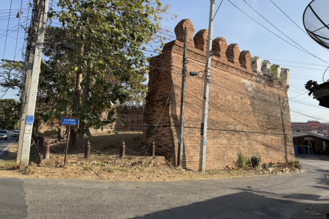 กำแพงเมืองเก่าลพบุรี (Old Lopburi City Wall) Photo 3 of 5