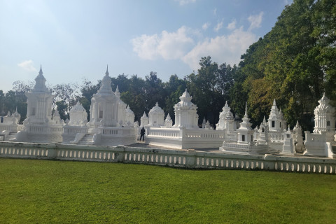 วัดสวนดอก พระอารามหลวงราชวรวิหาร (Wat Suan Dok Royal Temple) Photo 2 of 5