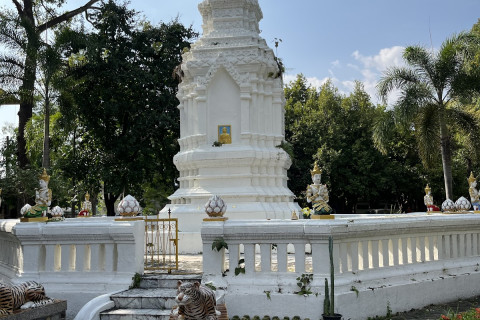 วัดสวนดอก พระอารามหลวงราชวรวิหาร (Wat Suan Dok Royal Temple) Photo 3 of 5