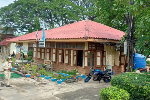 สถานีรถไฟชุมทางหนองปลาดุก (Nong Pla Duk Junction Railway Station) Photo 1 of 5