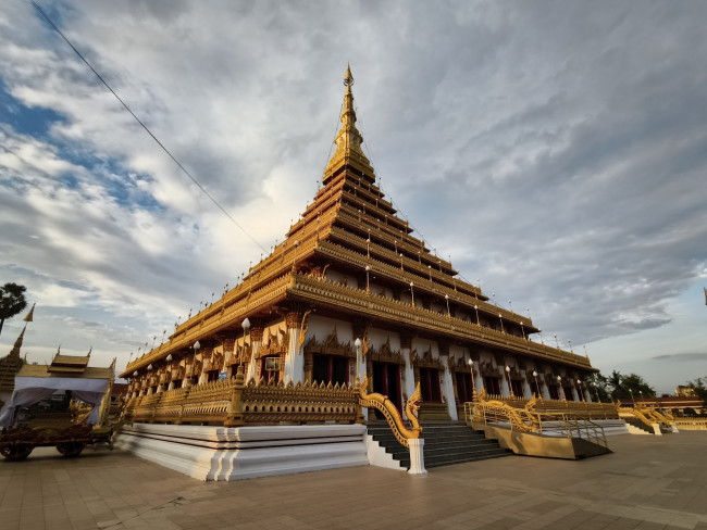 พระมหาธาตุแก่นนคร (Phra Mahathat Kaen Nakhon) Photo 1 of 5