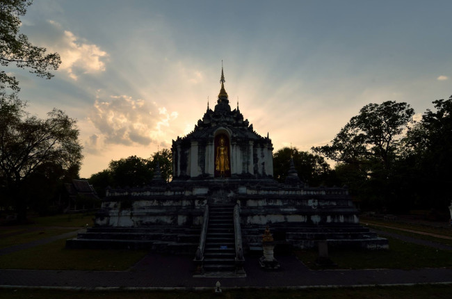 วัดพระยืน (Wat Phra Yuen)