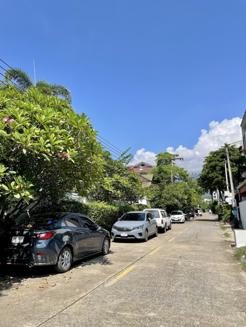 นิมมานเหมินทร์ (Nimmanhaemin Road) Photo 1 of 5