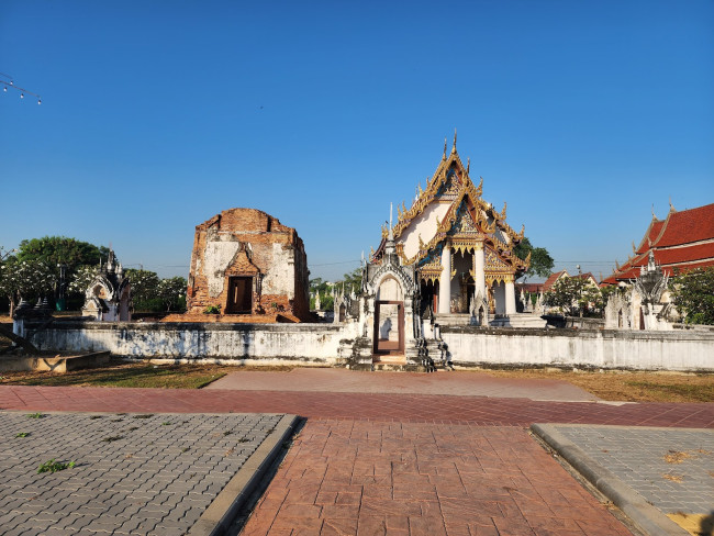 วัดใหญ่จอมปราสาท (Yai Chom Prasat Temple) Photo 1 of 5