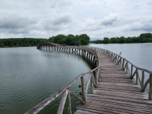 สะพานไม้เคี่ยม หนองใหญ่ (Kiem Wooden Bridge Nong Yai)